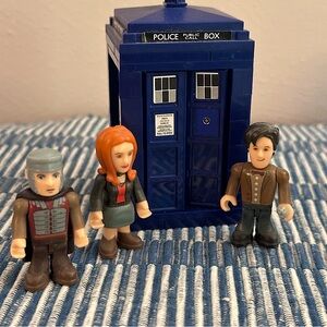 Doctor Who The TARDIS Mini Set with Eleventh Doctor, Amy and bonus Roman Rory